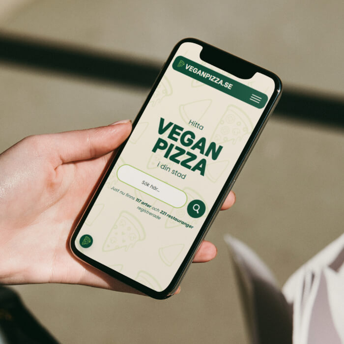 Mobiltelefon som visar webbplatsen veganpizza.se
